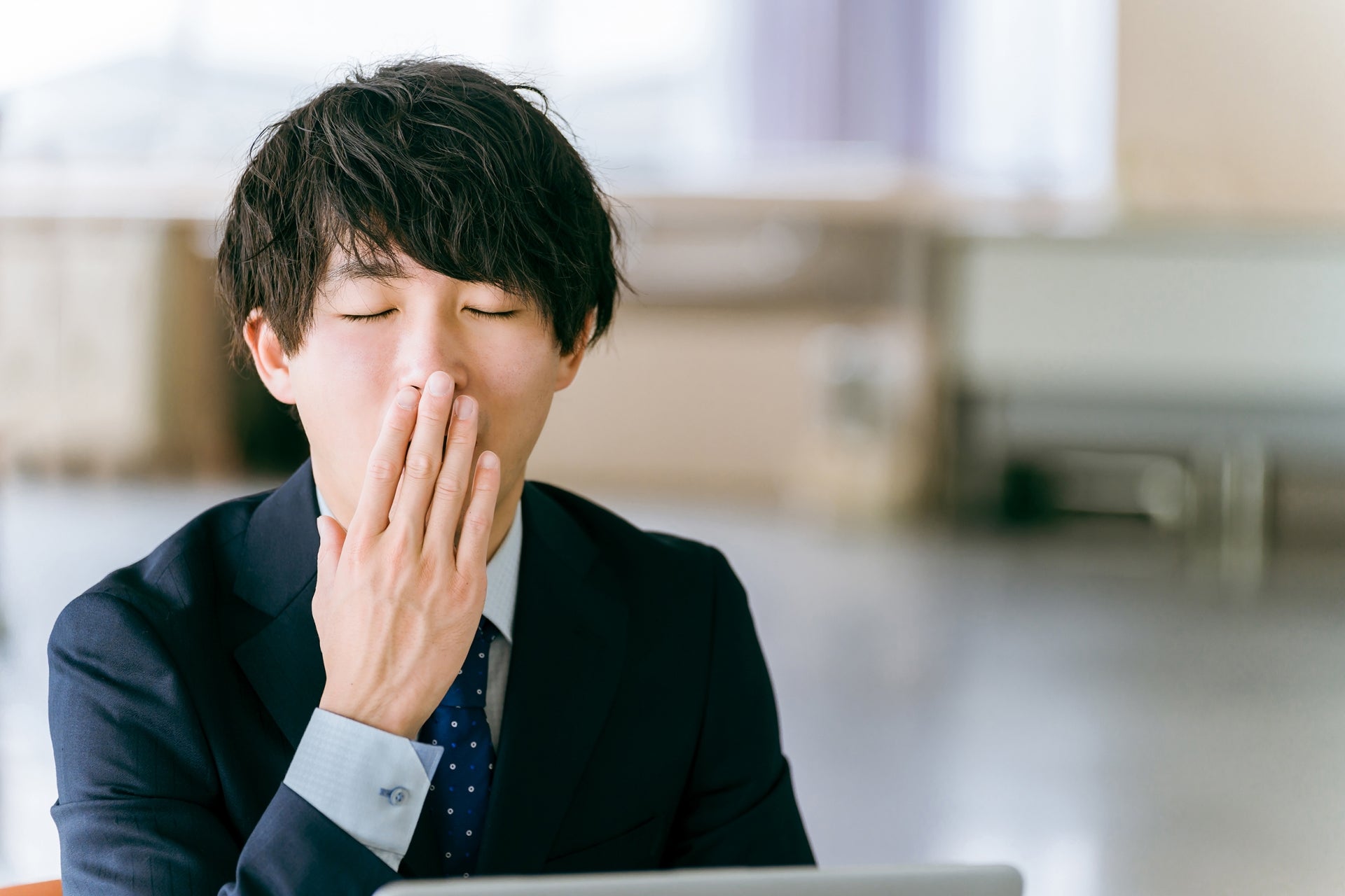 睡眠不足が免疫低下を引き起こすのはなぜ?メカニズムと免疫機能を維持する生活習慣のポイントを解説