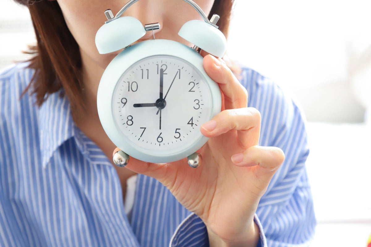 寝坊するのはなぜ?睡眠の質を下げる原因と今日からできる対策を解説