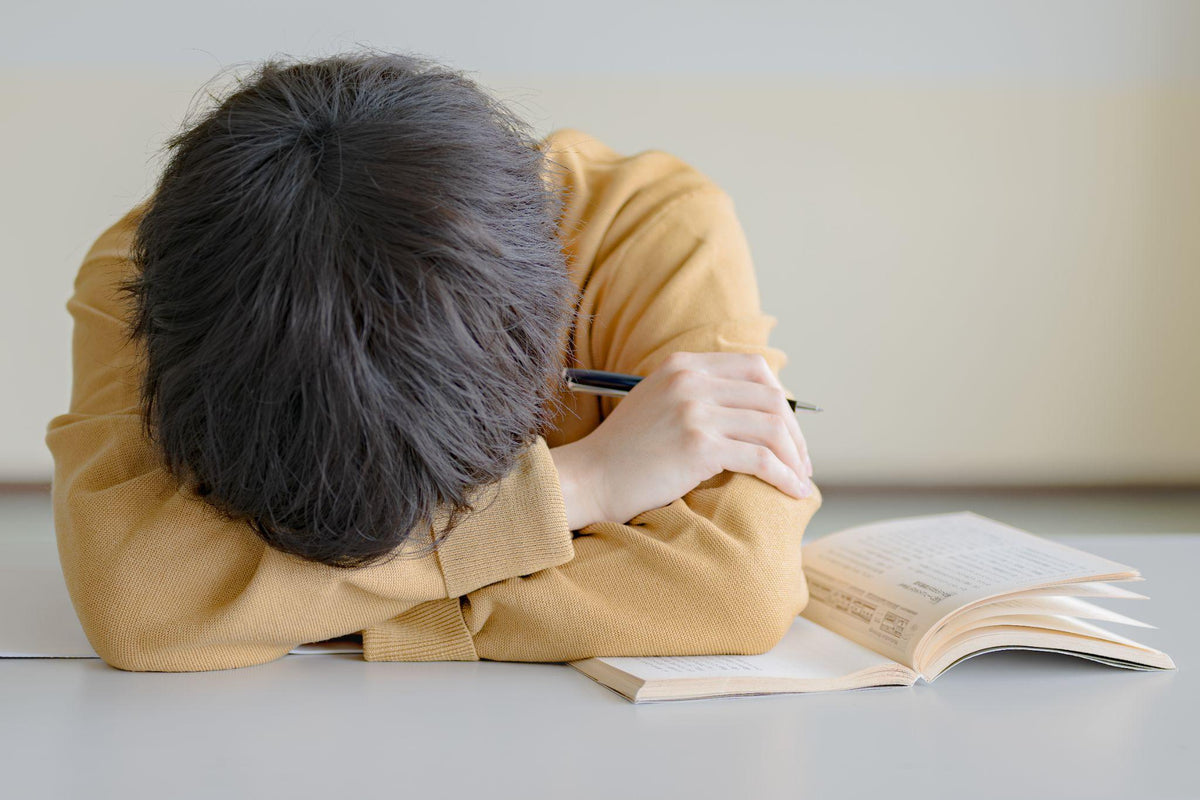 仕事中の眠気の撃退方法は?原因や予防のための生活習慣、おすすめのグッズを解説