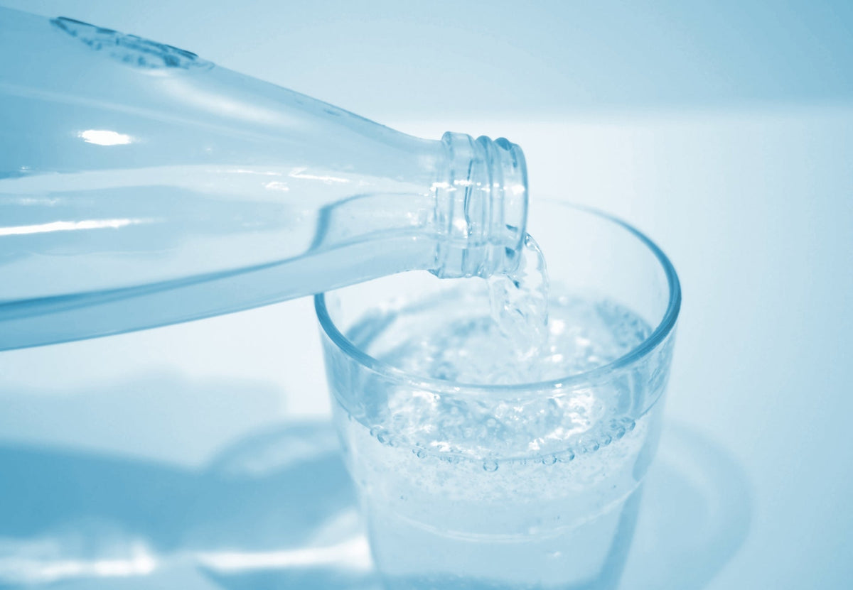 寝る前に炭酸水を飲む効果とは?注意点や正しい飲み方も解説