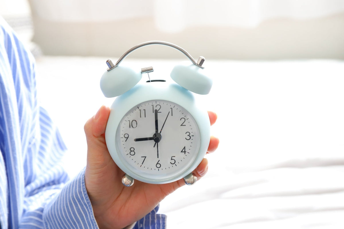 睡眠時間の理想はどのくらい?睡眠の質を上げるポイントや注意点についても解説