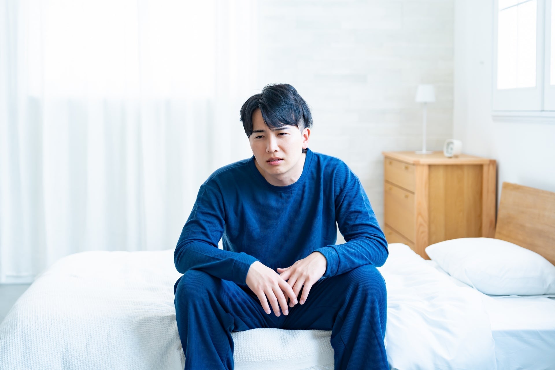 睡眠時間の理想は年齢別で何時間？睡眠不足と寝すぎの目安を解説