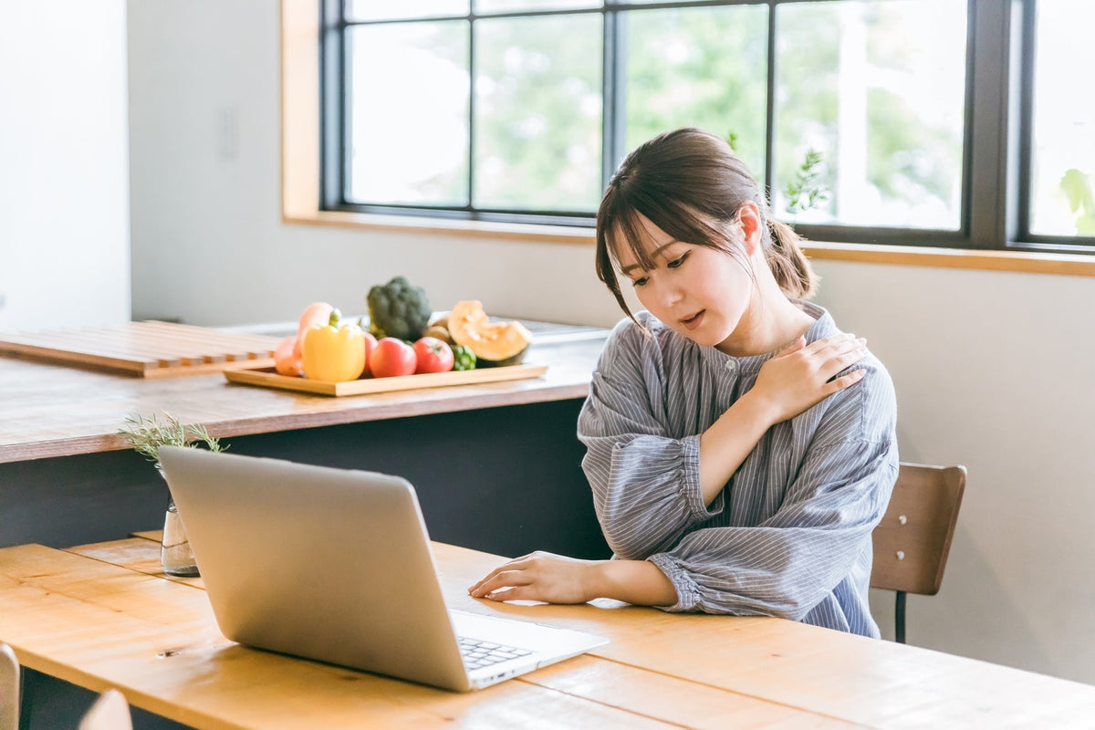 睡眠不足で肩こりになるのはなぜ？自律神経と血行から見た解消法を解説