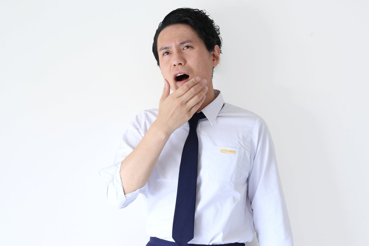 寝不足で仕事を乗り切るには？カフェインや仮眠など即効対策を解説