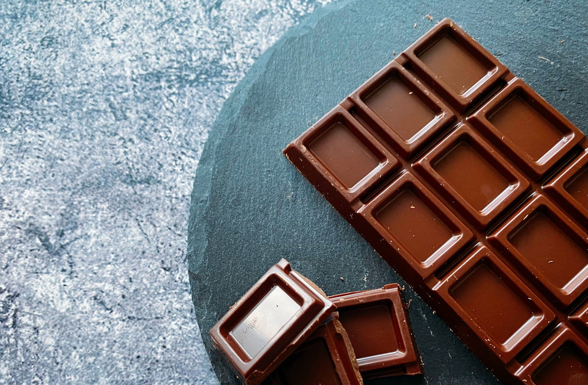寝る前にチョコレートを食べてもよい？睡眠の質への影響と食べる際の注意点を解説