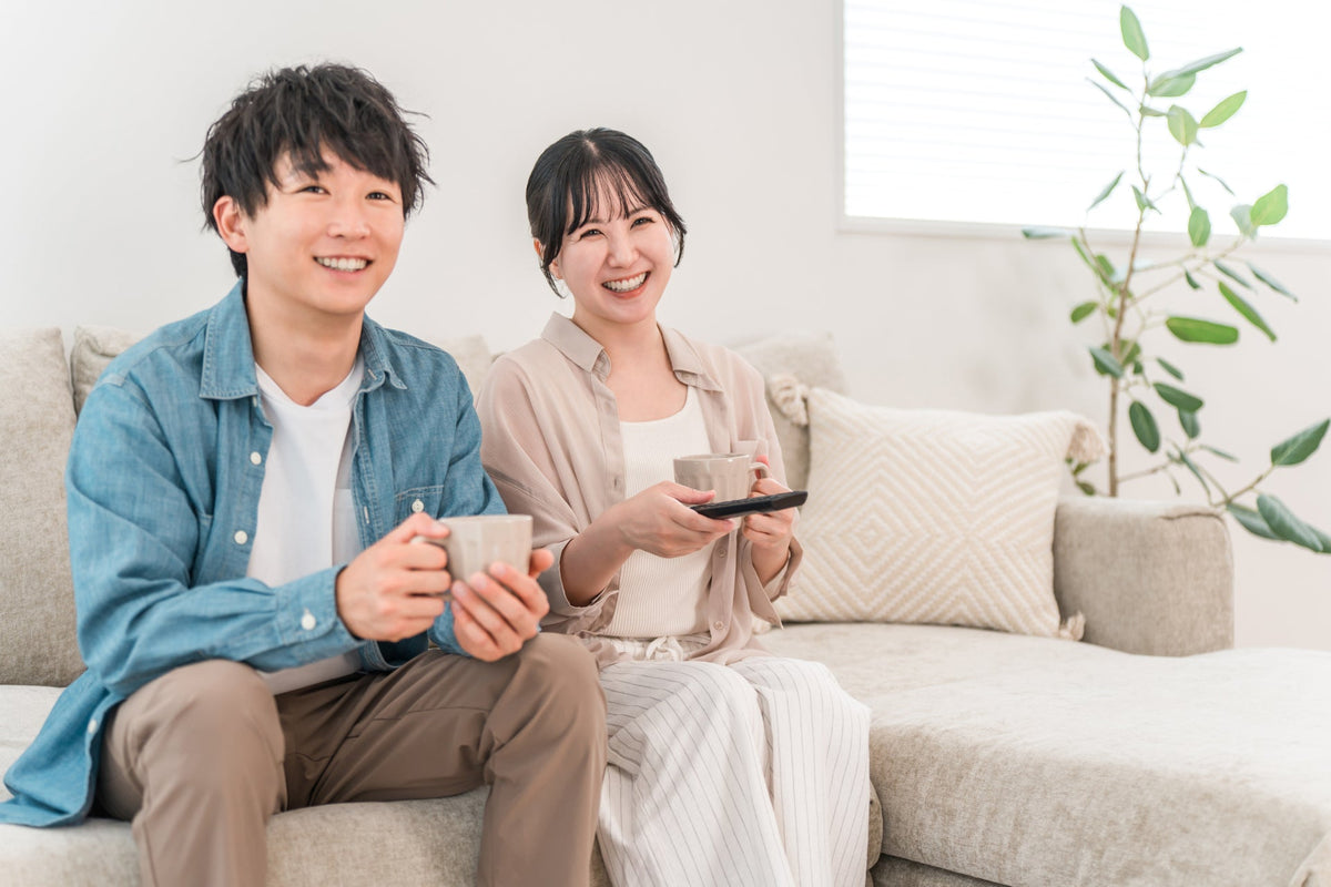 寝る前に緑茶を飲んでもよい？睡眠への影響やカフェイン、飲み方を解説