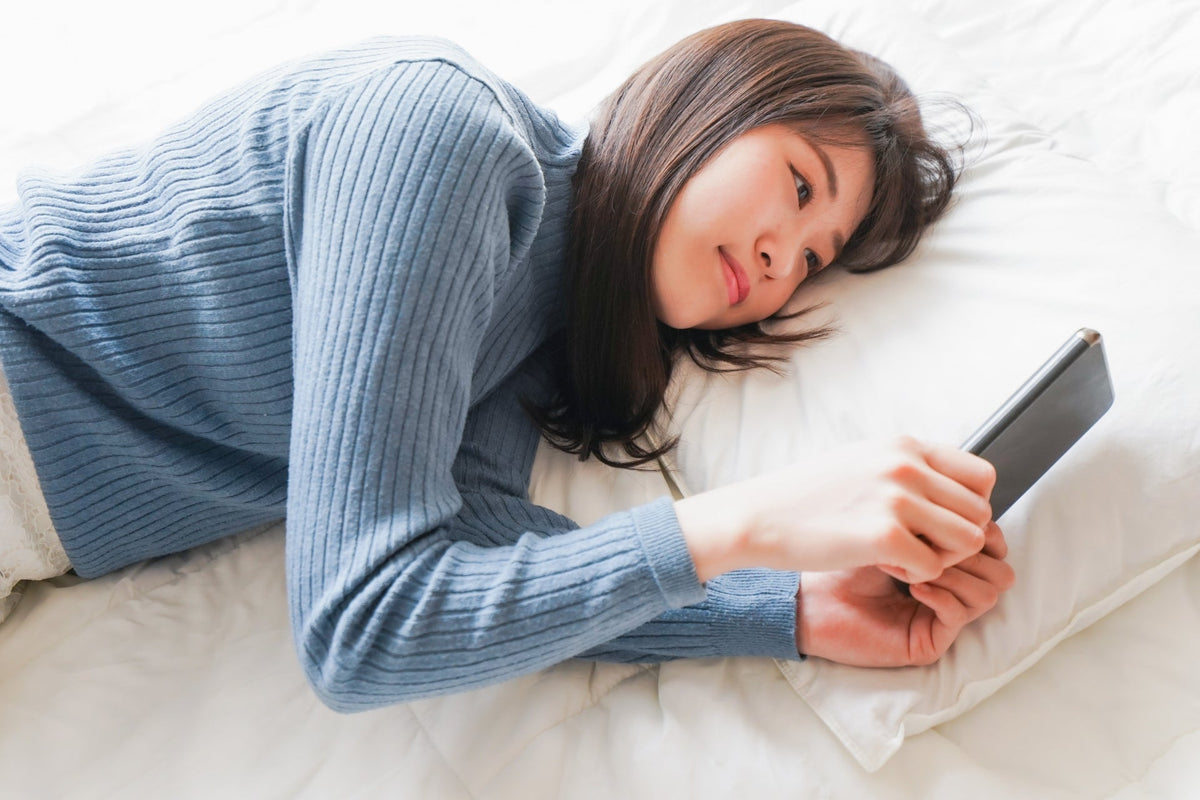寝落ちはスマホが原因？睡眠の質を下げるサインと今すぐできる対策を解説